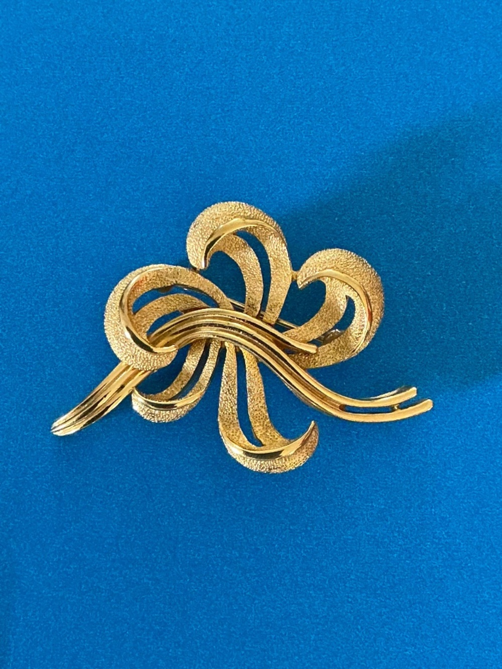 Vintage Signed Crown Trifari Textured Gold Tone Pin Ribbon Bow Brooch MCM